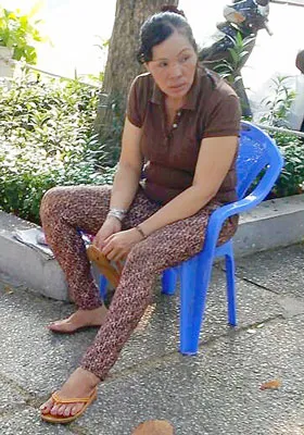 Bà Tuyền thường lăng mạ những người vào công viên nhưng không mua nước. Ảnh: THU HƯỜNG Bà Tuyền thường lăng mạ những người vào công viên nhưng không mua nước. Ảnh: THU HƯỜNG