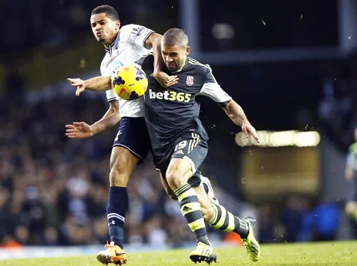 Zeki Fryers (trái, Tottenham) tranh bóng với Jonathan Walters (Stoke City) ở lượt đi. Zeki Fryers (trái, Tottenham) tranh bóng với Jonathan Walters (Stoke City) ở lượt đi.