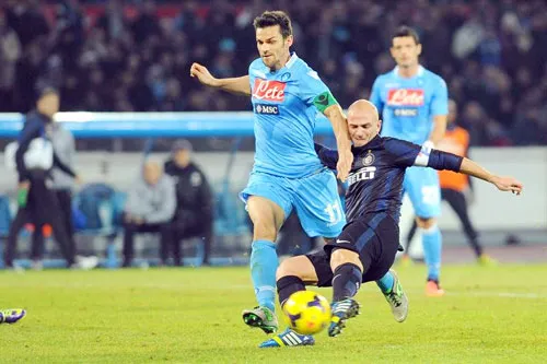 Esteban Cambiasso (phải, Inter Milan) tranh bóng với Christian Maggio (Napoli). Esteban Cambiasso (phải, Inter Milan) tranh bóng với Christian Maggio (Napoli).