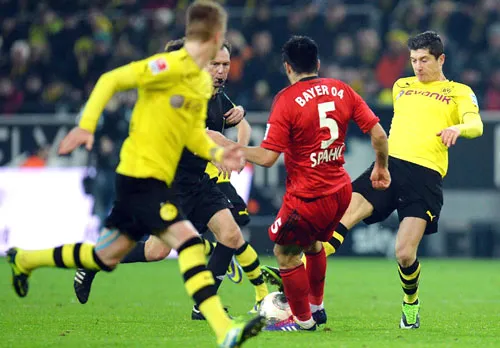 Tiền đạo Robert Lewandowski (phải, Dortmund) trong trận lượt đi thua Leverkusen 0-1 ngay trên sân nhà. Tiền đạo Robert Lewandowski (phải, Dortmund) trong trận lượt đi thua Leverkusen 0-1 ngay trên sân nhà.