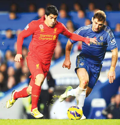 Luis Suarez (trái, Liverpool) đi bóng trước sự bám sát của Ivanovic (Chelsea). Luis Suarez (trái, Liverpool) đi bóng trước sự bám sát của Ivanovic (Chelsea).