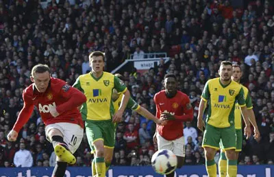 Wayne Rooney thực hiện thành công quả phạt 11m, mở tỷ số 1 - 0 cho Man.United. Ảnh: Reuters.