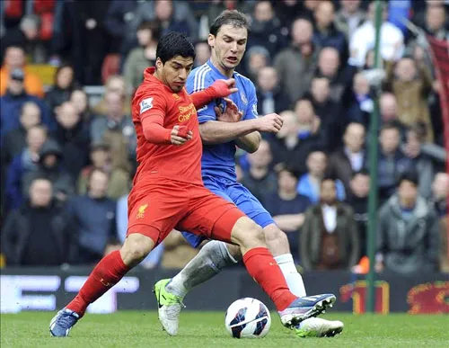 Không có những Branislav Ivanovic (phải), hàng phòng ngự Chelsea khó ngăn được Luis Suarez (Liverpool). Không có những Branislav Ivanovic (phải), hàng phòng ngự Chelsea khó ngăn được Luis Suarez (Liverpool).