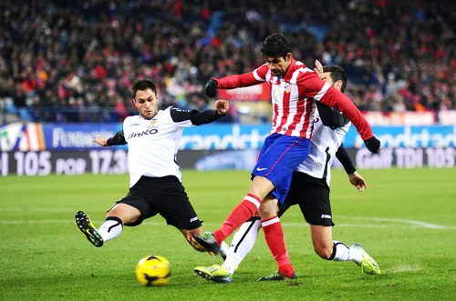 Diego Costa (phải, Atletico) dứt điểm trước hàng phòng ngự Valencia. Diego Costa (phải, Atletico) dứt điểm trước hàng phòng ngự Valencia.