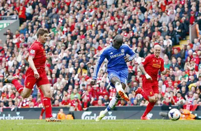 Tiền đạo Demba Ba (áo xanh) tung cú sút ghi bàn mở tỷ số cho Chelsea. Ảnh: Reuters. Tiền đạo Demba Ba (áo xanh) tung cú sút ghi bàn mở tỷ số cho Chelsea. Ảnh: Reuters.