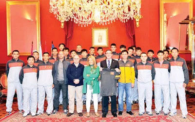 Ông Trần Anh Tú cùng đội tuyển Futsal Việt Nam trong chuyến tập huấn ở Tây Ban Nha. Ảnh: QUANG THẮNG Ông Trần Anh Tú cùng đội tuyển Futsal Việt Nam trong chuyến tập huấn ở Tây Ban Nha. Ảnh: QUANG THẮNG
