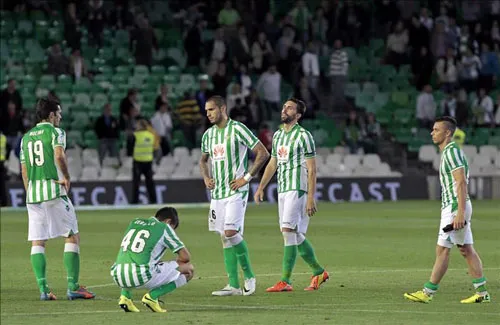 Real Betis đã chính thức trở thành đội bóng La Liga đầu tiên xuống hạng mùa bóng này (2013-2014). Real Betis đã chính thức trở thành đội bóng La Liga đầu tiên xuống hạng mùa bóng này (2013-2014).