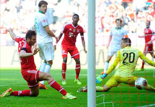 Claudio Pizarro (trái, Bayern) ghi bàn. Claudio Pizarro (trái, Bayern) ghi bàn.