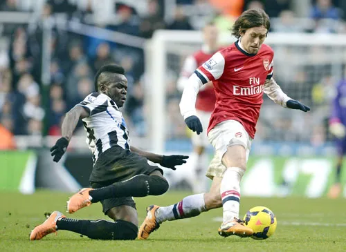 Tomas Rosicky (phải, Arsenal) đi bóng trước Cheick Tiote (Newcastle). Tomas Rosicky (phải, Arsenal) đi bóng trước Cheick Tiote (Newcastle).
