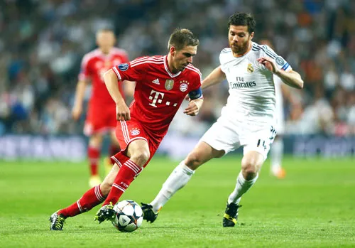 Đội trưởng Philipp Lahm trái, Bayern) nỗ lực vượt qua Xabi Alonso (Real Madrid). Đội trưởng Philipp Lahm trái, Bayern) nỗ lực vượt qua Xabi Alonso (Real Madrid).