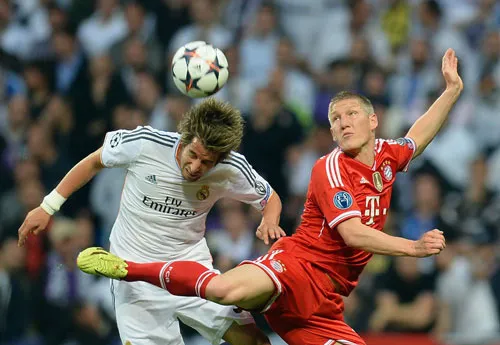 Fabio Coentrao (trái, Real Madrid) đánh đầu trước Bastian Schweinsteiger (Bayern). Fabio Coentrao (trái, Real Madrid) đánh đầu trước Bastian Schweinsteiger (Bayern).