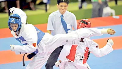 Võ sĩ Trần Hiếu Ngân (trái) giành chiếc HCB đầu tiên cho thể thao Việt Nam tại Olympic Sydney 2000. Ảnh: HUY THẮNG Võ sĩ Trần Hiếu Ngân (trái) giành chiếc HCB đầu tiên cho thể thao Việt Nam tại Olympic Sydney 2000. Ảnh: HUY THẮNG
