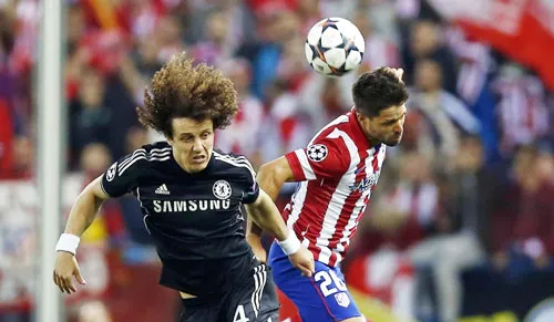David Luiz (trái, Chelsea) trong pha không chiến với Diego (Atletico Madrid). David Luiz (trái, Chelsea) trong pha không chiến với Diego (Atletico Madrid).