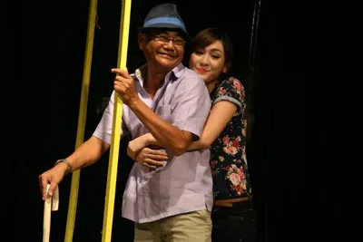 Đạo diễn Nam Vân (NSƯT Việt Anh) rất yêu thương con gái út Thúy (Mai Mai). Đạo diễn Nam Vân (NSƯT Việt Anh) rất yêu thương con gái út Thúy (Mai Mai).