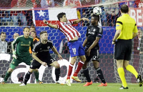 Hàng phòng ngự được tổ chức tốt là một trong những nguyên nhân đem lại thành công cho Chelsea (áo đen). Hàng phòng ngự được tổ chức tốt là một trong những nguyên nhân đem lại thành công cho Chelsea (áo đen).