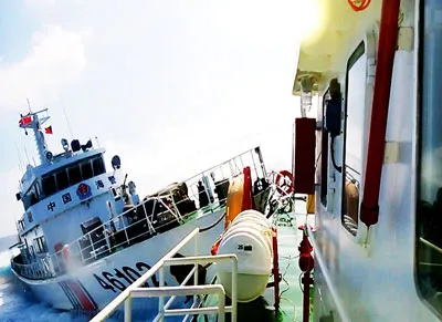 Những hình ảnh nóng từ “điểm nóng” Hoàng Sa: Trung Quốc quyết liệt tấn công tàu Kiểm ngư Việt Nam bằng vòi rồng ảnh 3 Những hình ảnh nóng từ “điểm nóng” Hoàng Sa: Trung Quốc quyết liệt tấn công tàu Kiểm ngư Việt Nam bằng vòi rồng ảnh 3