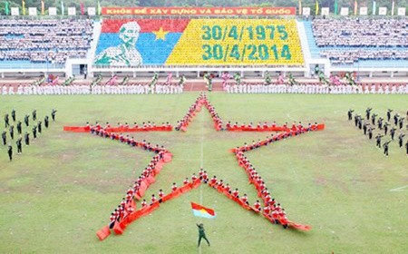 Nearly 3,500 students in Vinh Long Province held up colourful placards to create a massive portrait of President Ho Chi Minh. -- Photo vnexpress.net Nearly 3,500 students in Vinh Long Province held up colourful placards to create a massive portrait of President Ho Chi Minh. -- Photo vnexpress.net