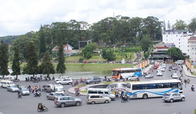 Da Lat City’s Street was crowded with vehicles. (Photo: Sggp) Da Lat City’s Street was crowded with vehicles. (Photo: Sggp)