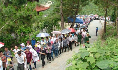 Visitors stream to the grave of late General Vo Nguyen Giap on May 2 (Photo: SGGP) Visitors stream to the grave of late General Vo Nguyen Giap on May 2 (Photo: SGGP)