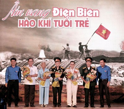 Leaders of the Ho Chi Minh Communist Youth Union offer flowers to veterans of the Dien Bien Phu Campaign.(Photo: SGGP) Leaders of the Ho Chi Minh Communist Youth Union offer flowers to veterans of the Dien Bien Phu Campaign.(Photo: SGGP)