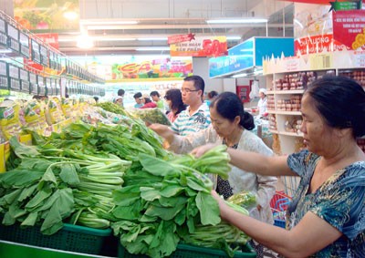 Customers buy vegetables at a supermarket in HCMC (Photo: SGGP) Customers buy vegetables at a supermarket in HCMC (Photo: SGGP)