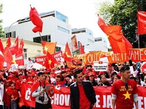 More than 2,000 Vietnamese people in the Czech Republic gathered in front of the Chinese Embassy in Prague on May 11 to protest China’s illegal placement of the drilling rig Haiyang Shiyou – 981 in Vietnam’s waters (Photo: VNA) More than 2,000 Vietnamese people in the Czech Republic gathered in front of the Chinese Embassy in Prague on May 11 to protest China’s illegal placement of the drilling rig Haiyang Shiyou – 981 in Vietnam’s waters (Photo: VNA)
