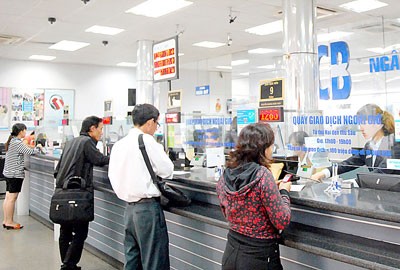 The SGGP photo shows customers at A Chau Bank The SGGP photo shows customers at A Chau Bank