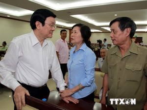 President Sang (L) and voters (Source: VNA) President Sang (L) and voters (Source: VNA)