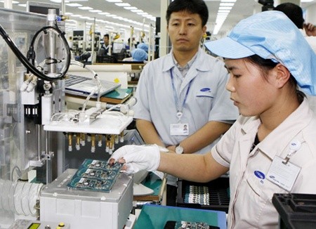 Handsets are manufactured at a Samsung Vina factory in Bac Ninh Province. Last year, Samsung contributed US$23.9 billion to the total exports of Viet Nam, accounting for 18 percent. — VNS/VNS Photo Duc Tam) Handsets are manufactured at a Samsung Vina factory in Bac Ninh Province. Last year, Samsung contributed US$23.9 billion to the total exports of Viet Nam, accounting for 18 percent. — VNS/VNS Photo Duc Tam)