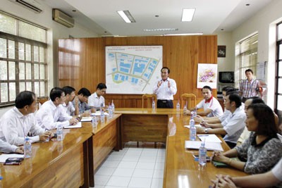 Le Manh Ha, deputy chairman of the HCMC people’s committee, meets with business executives from the Binh Chieu Industrial Zone in Thu Duc District May 16 (Photo: SGGP) Le Manh Ha, deputy chairman of the HCMC people’s committee, meets with business executives from the Binh Chieu Industrial Zone in Thu Duc District May 16 (Photo: SGGP)