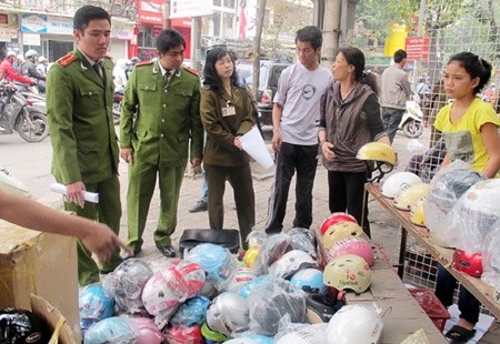 Authorities to crackdown on dangerous ‘eggshell' helmetsAuthorities inspect helmets for sale in Ha Noi. Traffic police will be empowered to seize substandard helmets from motorbike riders. — VNA/VNS Photo Doan Tan Authorities to crackdown on dangerous ‘eggshell' helmetsAuthorities inspect helmets for sale in Ha Noi. Traffic police will be empowered to seize substandard helmets from motorbike riders. — VNA/VNS Photo Doan Tan