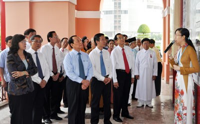 They visit an exhibition titled “President Ho Chi Minh and the resistance war against French Colonialists and historical Dien Bien Phu Victory” at the Ho Chi Minh Museum (Photo: SGGP) They visit an exhibition titled “President Ho Chi Minh and the resistance war against French Colonialists and historical Dien Bien Phu Victory” at the Ho Chi Minh Museum (Photo: SGGP)