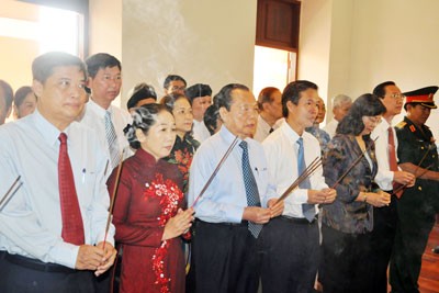 HCMC leaders burn incense on the occasion of President Ho Chi Minh’s 124th birthday anniversary May 19 (Photo: SGGP) HCMC leaders burn incense on the occasion of President Ho Chi Minh’s 124th birthday anniversary May 19 (Photo: SGGP)