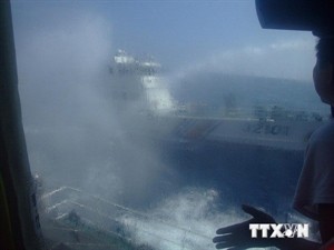 The Chinese ship threatens Vietnamese one (Photo: VNA) The Chinese ship threatens Vietnamese one (Photo: VNA)
