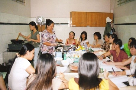 A cooking class at the Women Cultural House in HCM City. The city Women's Union has created several models of vocational training for women workers, helping improve their lives. — VNA/VNS Photo Thanh Phan A cooking class at the Women Cultural House in HCM City. The city Women's Union has created several models of vocational training for women workers, helping improve their lives. — VNA/VNS Photo Thanh Phan