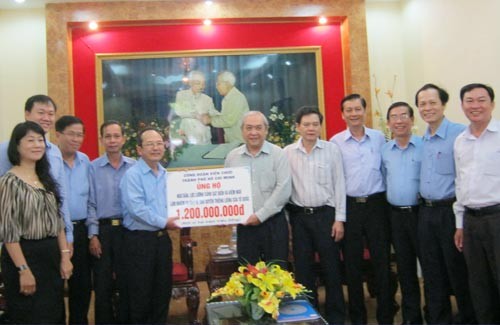 Trade union officials donate VND1.2 billion to the Coast Guard, fisheries surveillance forces, and fishermen in Truong Sa (Spratly) Islands (Photo: SGGP) Trade union officials donate VND1.2 billion to the Coast Guard, fisheries surveillance forces, and fishermen in Truong Sa (Spratly) Islands (Photo: SGGP)
