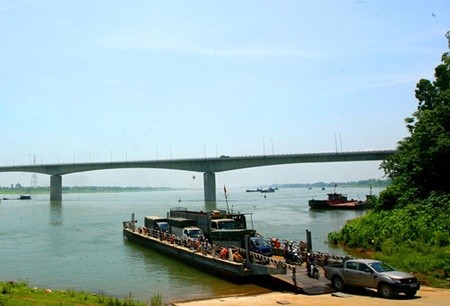 The Vinh Thinh Bridge, which crosses the Hong (Red) River and connects Ha Noi's Son Tay Town and Vinh Phuc Province's Vinh Tuong District, is expected to open for public use next month. The use of public funds will be controlled to prevent ineffective investment in line with the country's socio-economic development plan and meet the demand for economic restructuring. — VNA/VNS Photo Huy Hung The Vinh Thinh Bridge, which crosses the Hong (Red) River and connects Ha Noi's Son Tay Town and Vinh Phuc Province's Vinh Tuong District, is expected to open for public use next month. The use of public funds will be controlled to prevent ineffective investment in line with the country's socio-economic development plan and meet the demand for economic restructuring. — VNA/VNS Photo Huy Hung