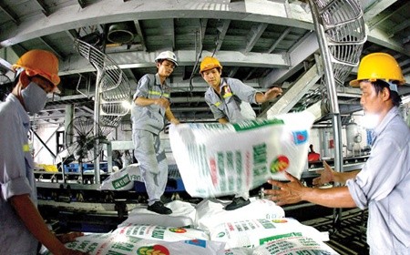 Workers unload fertiliser from a warehouse at Ca Mau Fertilizer Factory in Ca Mau Province's U Minh District. Law makers yesterday discussed the amendments to the Law on Enterprises that would create more favourable conditions for establishing a business. — VNA/VNS Huy Hung Workers unload fertiliser from a warehouse at Ca Mau Fertilizer Factory in Ca Mau Province's U Minh District. Law makers yesterday discussed the amendments to the Law on Enterprises that would create more favourable conditions for establishing a business. — VNA/VNS Huy Hung