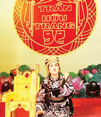 Thí sinh Ngọc Quyền với vai diễn Lý Chiêu Hoàng trong trích đoạn Độc thoại đêm. Thí sinh Ngọc Quyền với vai diễn Lý Chiêu Hoàng trong trích đoạn Độc thoại đêm.