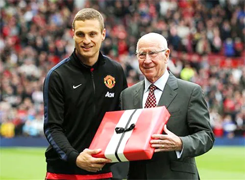 Huyền thoại Bobby Charlton trao quà cho Vidic.