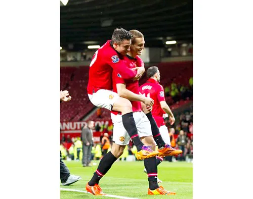 Van Persie đùa vui cùng Vidic