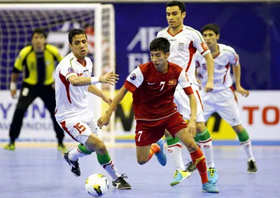 Việt Nam (áo sậm) không thể gây bất ngờ trước Iran.