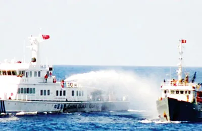 Tàu Trung Quốc dùng vòi rồng phun nước uy hiếp tàu Việt Nam. Tàu Trung Quốc dùng vòi rồng phun nước uy hiếp tàu Việt Nam.