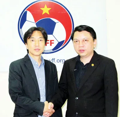 Tổng thư ký VFF Lê Hoài Anh chúc mừng HLV Miura (trái).