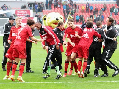 Niềm vui của các cầu thủ Leverkusen sau trận thắng Werder Bremen.