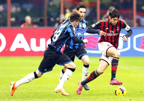 Kaka (phải, AC Milan) đi bóng trước sự đeo bám của cầu thủ Atalanta.