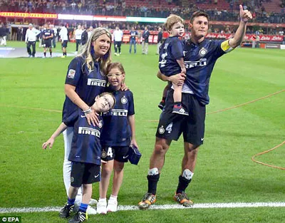 Zanetti và gia đình chào từ biệt khán giả San Siro.