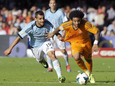 Marcelo (phải, Real Madrid) nỗ lực đi bóng trước hậu vệ Celta Vigo.