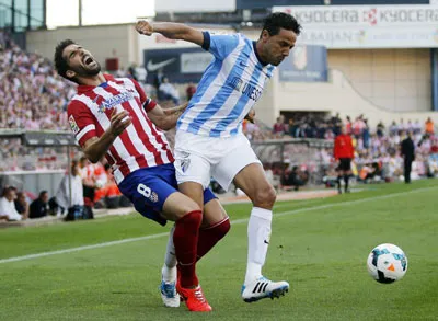Bị đánh giá thấp hơn hẳn nhưng Malaga (phải) bất ngờ kìm chân Atletico Madrid.