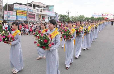 Trang nghiêm lễ rước Phật từ chùa Diệu Đế lên chùa Từ Đàm (TP Huế). Trang nghiêm lễ rước Phật từ chùa Diệu Đế lên chùa Từ Đàm (TP Huế).
